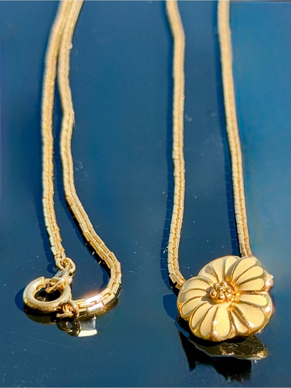 VTG Crown Trifari Enamel Daisy Slider Necklace ✨ Gold Tone